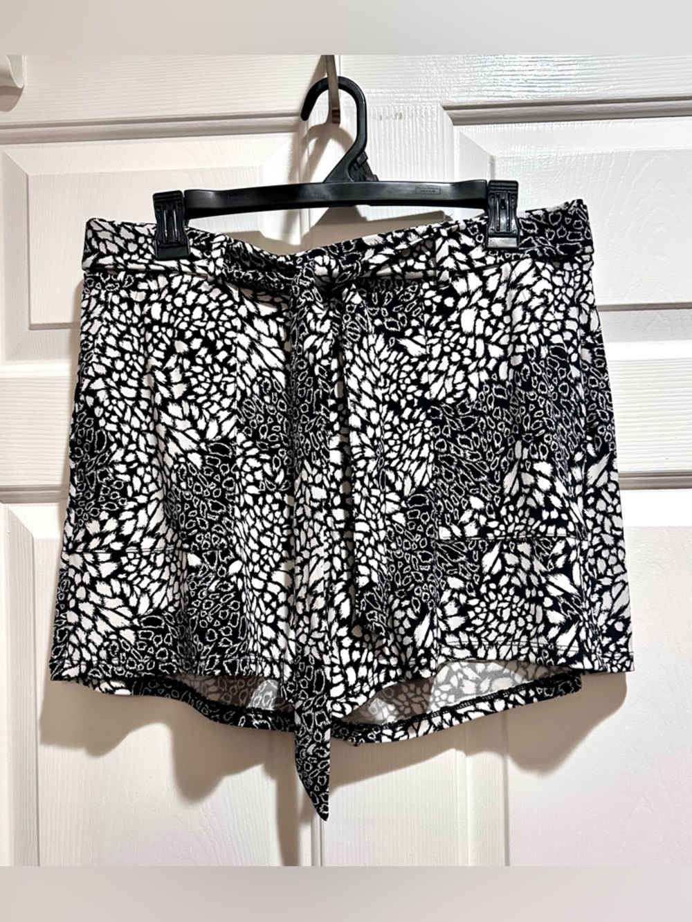 White House Black Market Black & White Printed Skort Shorts With A Tie Belt